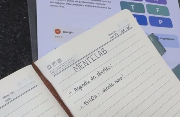 Foto real: agenda de clientes anotada à mão