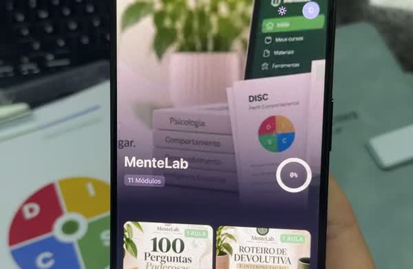 Foto real: Área de Membros do MenteLab aberta no celular