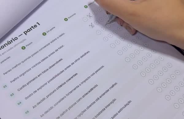 Foto real: mão preenchendo o questionário impresso