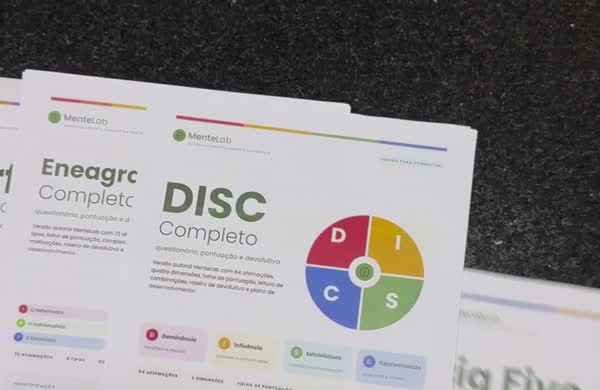 Foto real: testes DISC e Eneagrama impressos sobre a mesa