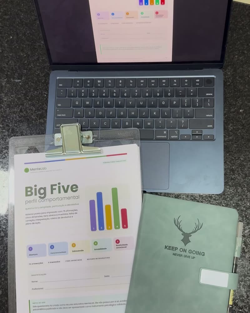 Mesa de atendimento com o Big Five impresso na prancheta e o notebook