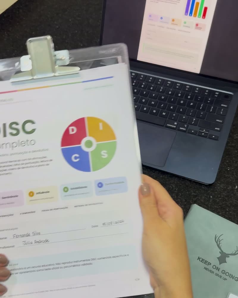 Teste DISC preenchido numa prancheta